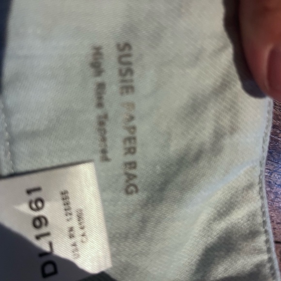 SUSIE Paperbag High Rise
Jeans by DL1961 size 25 - Picture 6 of 12